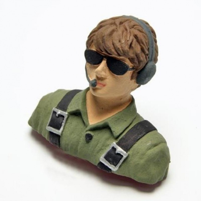 Pilotes pour modèles réduits, Hauteur ≃ 7cm - largeur ≃ 8cm Pilotes pour modèles réduits, Hauteur ≃ 7cm - largeur ≃ 8cm