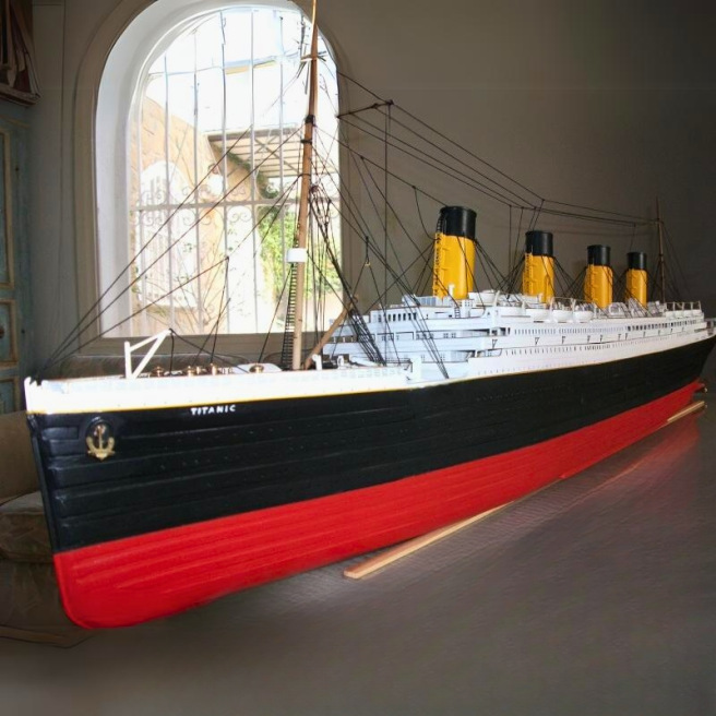 Maquette géante du bateau paquebot Titanic