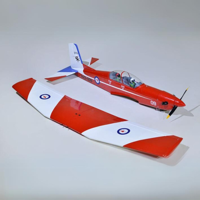 Avion Pilatus PC-9 GP/EP ARF 149cm Train rentrant électrique de Phoenix Model Avion Pilatus PC-9 GP/EP ARF 149cm Train rentrant électrique de Phoenix Model