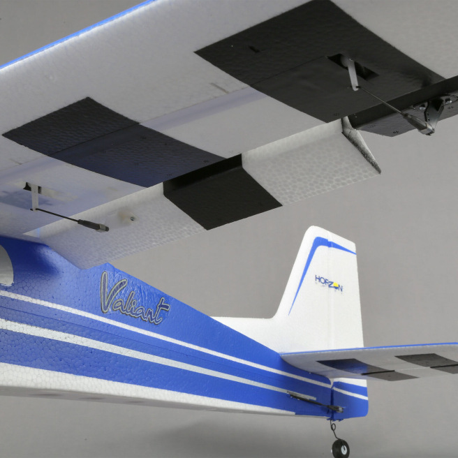 Avion Valiant 1.3m BNF Basic avec AS3X et SAFE Select de E-Flite Avion Valiant 1.3m BNF Basic avec AS3X et SAFE Select de E-Flite