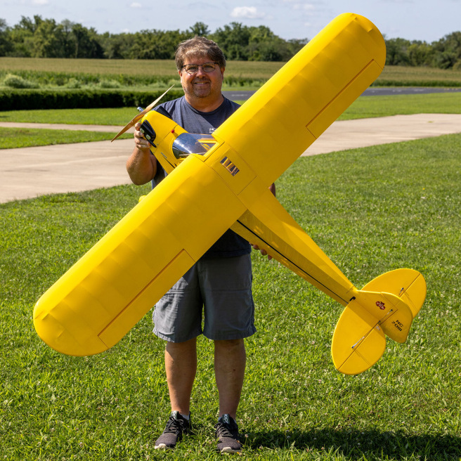 Avion J-3 Cub 10cc EP 82.5" PNP kit de Hangar 9 Avion J-3 Cub 10cc EP 82.5" PNP kit de Hangar 9