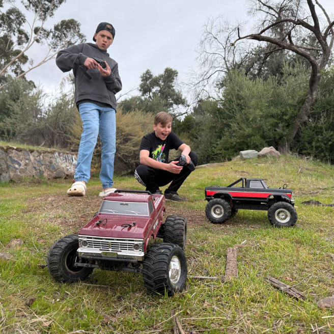 Monster truck Ford F100 1/10 Black & First Blood kit RTR de FMS