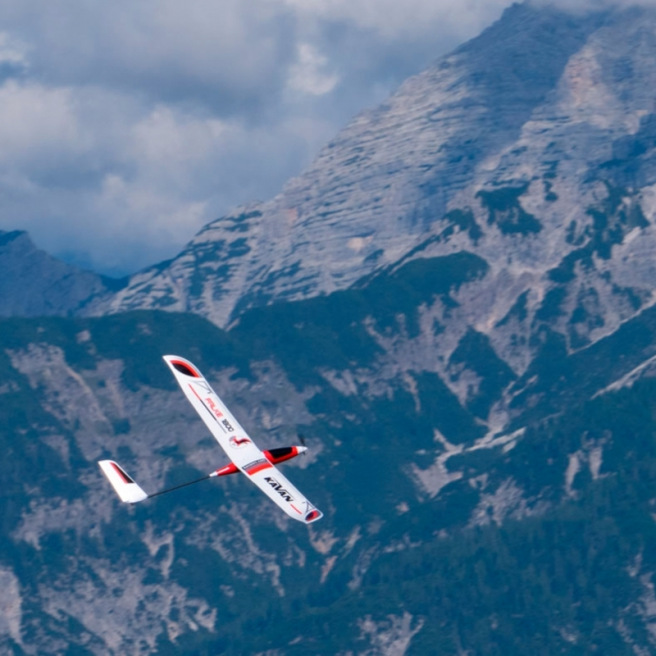 Planeur Falke 1800mm ARF Bleu/Rouge de Kavan