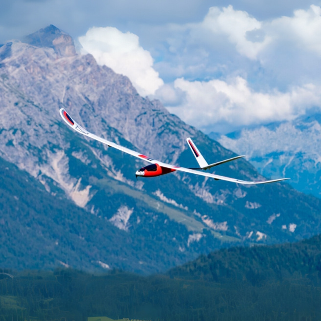 Planeur Falke 1800mm ARF Bleu/Rouge de Kavan