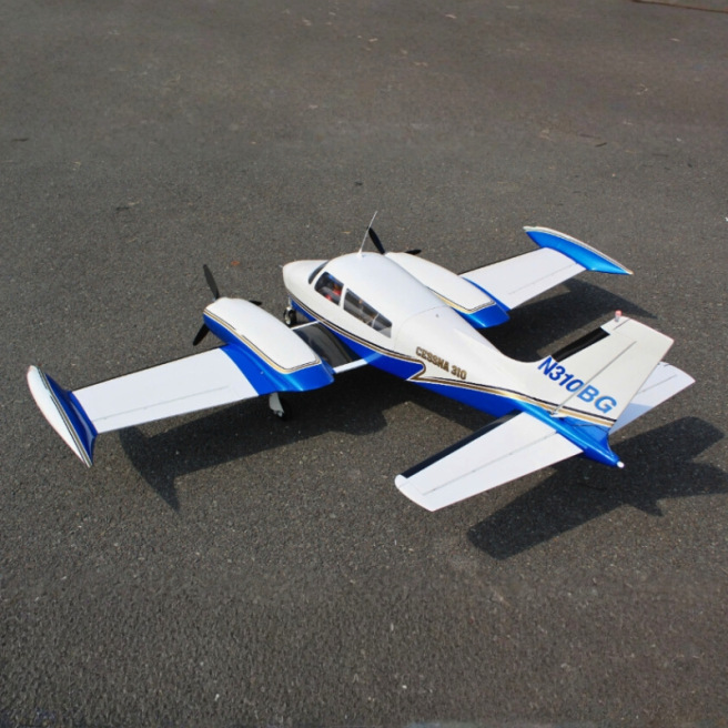 Avion bimoteur Cessna 310 ARF Giant Scale 205cm avec train rentrant électrique de Seagull Models Avion bimoteur Cessna 310 ARF Giant Scale 205cm avec train rentrant électrique de Seagull Models