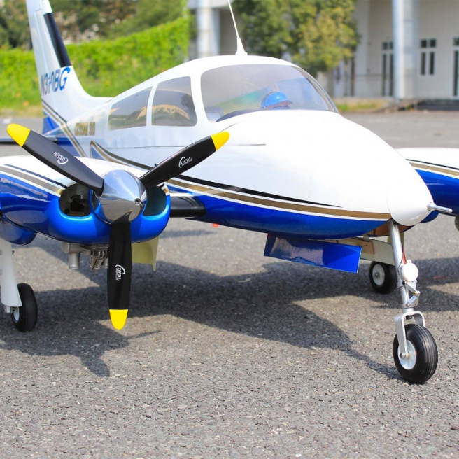 Avion bimoteur Cessna 310 ARF Giant Scale 205cm avec train rentrant électrique de Seagull Models Avion bimoteur Cessna 310 ARF Giant Scale 205cm avec train rentrant électrique de Seagull Models