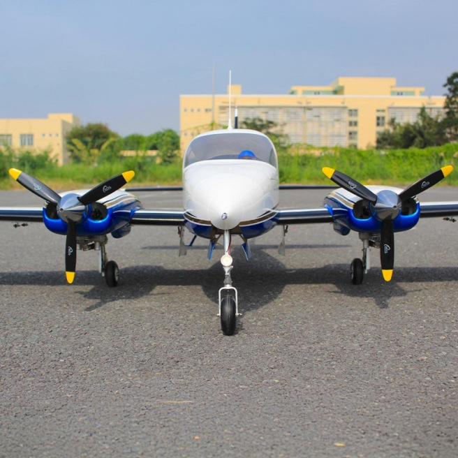 Avion bimoteur Cessna 310 ARF Giant Scale 205cm avec train rentrant électrique de Seagull Models Avion bimoteur Cessna 310 ARF Giant Scale 205cm avec train rentrant électrique de Seagull Models