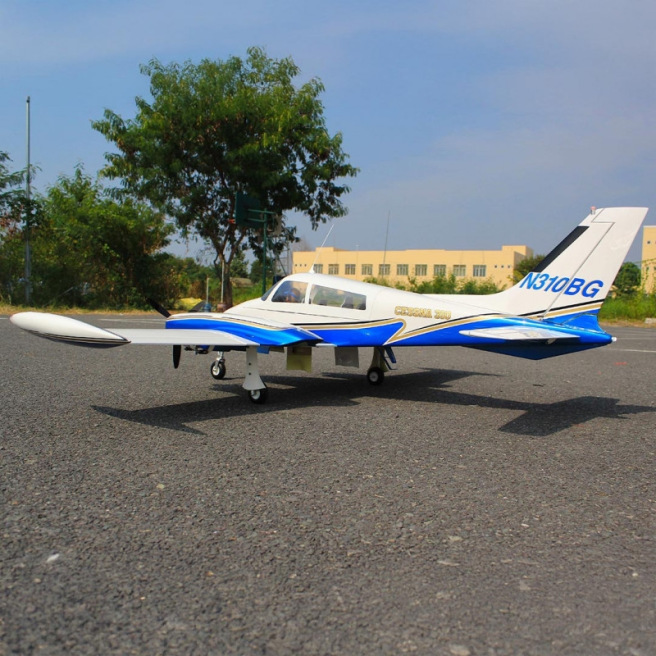 Avion bimoteur Cessna 310 ARF Giant Scale 205cm avec train rentrant électrique de Seagull Models Avion bimoteur Cessna 310 ARF Giant Scale 205cm avec train rentrant électrique de Seagull Models