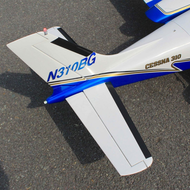 Avion bimoteur Cessna 310 ARF Giant Scale 205cm avec train rentrant électrique de Seagull Models Avion bimoteur Cessna 310 ARF Giant Scale 205cm avec train rentrant électrique de Seagull Models