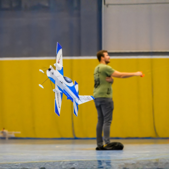 Avion indoor Laser 200 855 mm kit EPP de RC Factory