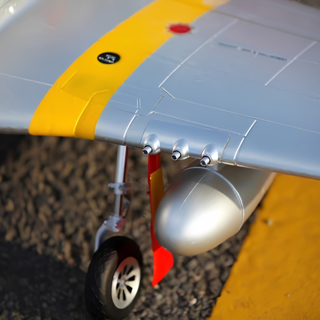 Avion Warbird P-51D Red Tail V8 1450 mm PNP de FMS