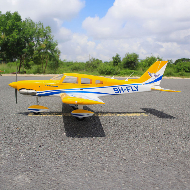 Avion de sport Piper Cherokee 1,53 m 10cc ARF Jaune de Seagull Models