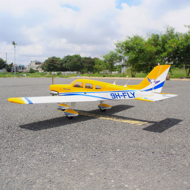 Avion de sport Piper Cherokee 1,53 m 10cc ARF Jaune de Seagull Models